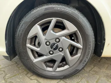 Car image 19