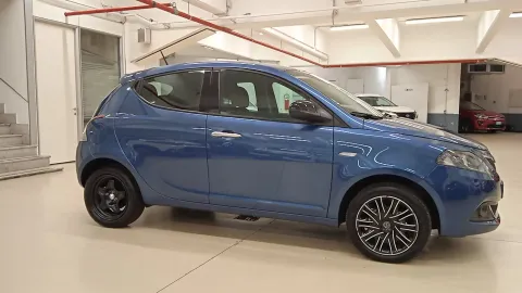 Car image 3