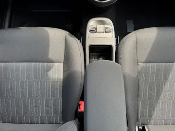 Car image 30