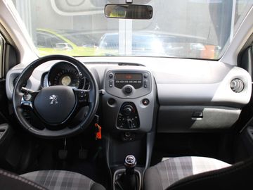 Car image 12