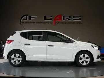 Car image 4