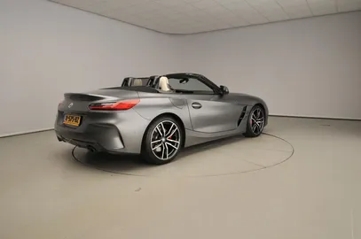 Car image 4