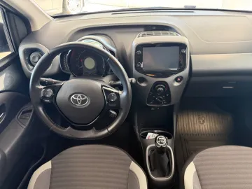 Car image 14