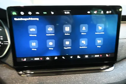 Car image 27