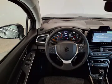 Car image 12