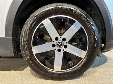 Car image 32
