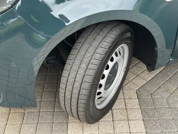 Car image 27