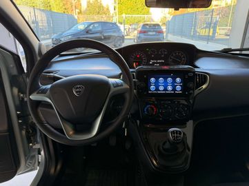 Car image 14