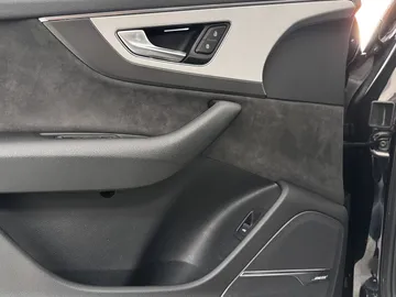 Car image 32