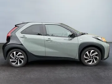 Car image 4