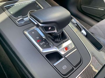 Car image 30