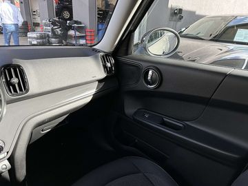 Car image 32