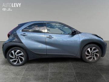 Car image 4