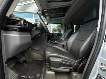 Car image 26