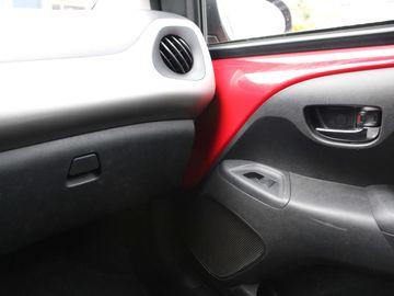 Car image 30