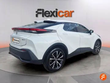 Car image 4