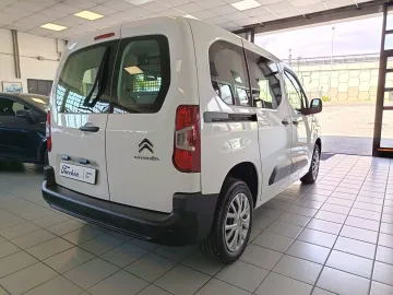 Car image 13