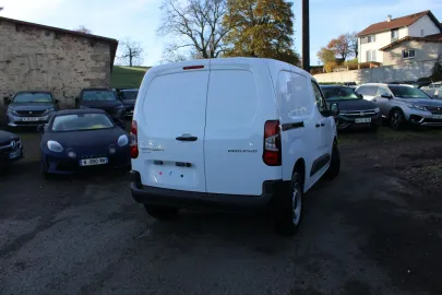 Car image 4
