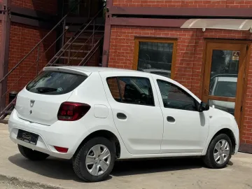 Car image 3