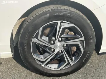 Car image 25