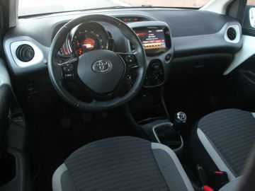 Car image 16