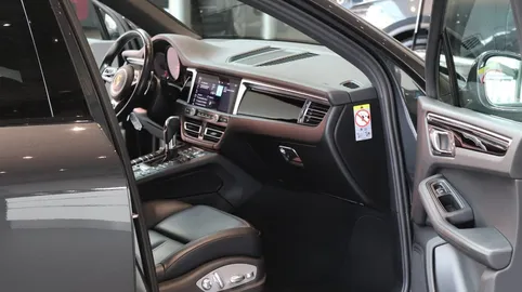 Car image 10