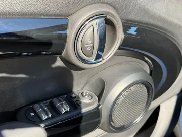 Car image 32