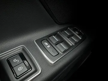 Car image 34