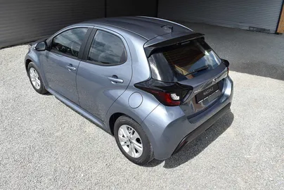 Car image 4