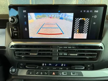 Car image 18