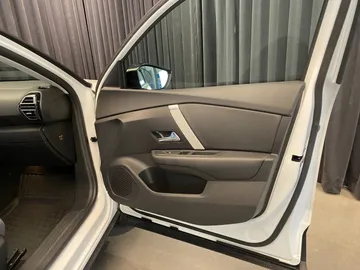 Car image 38