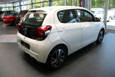 Car image 4