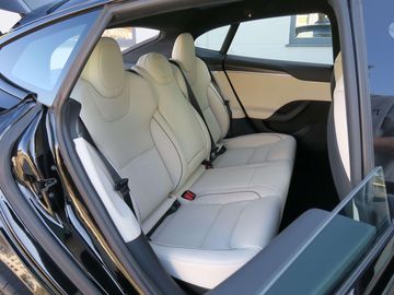 Car image 25