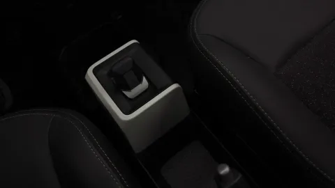 Car image 25