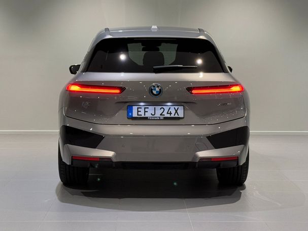 BMW iX xDrive40 241 kW image number 4