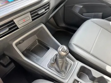 Car image 26