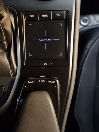 Lexus UX 250h 135 kW image number 42