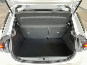 Car image 28