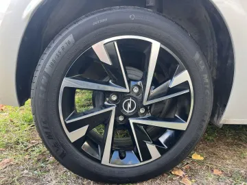 Car image 24