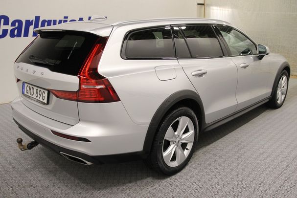 Volvo V60 Cross Country B4 AWD 146 kW image number 3