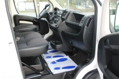 Car image 23