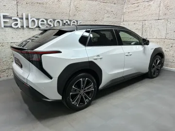 Car image 4