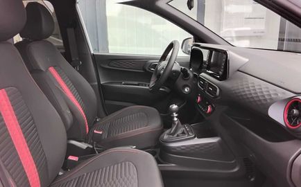 Car image 14