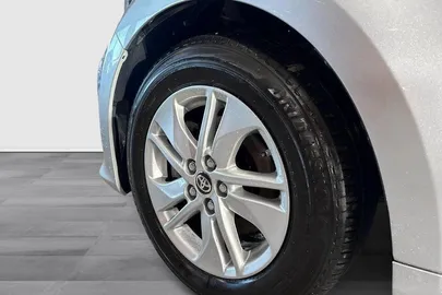 Car image 12