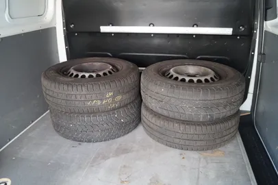 Car image 30