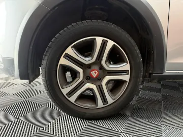 Car image 26