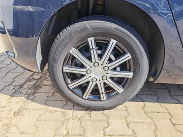 Car image 30
