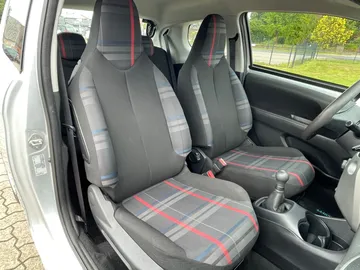 Car image 23
