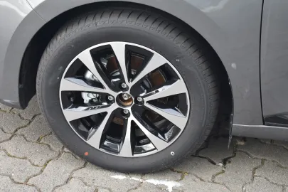 Car image 13