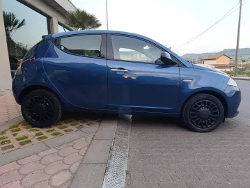 Car image 4